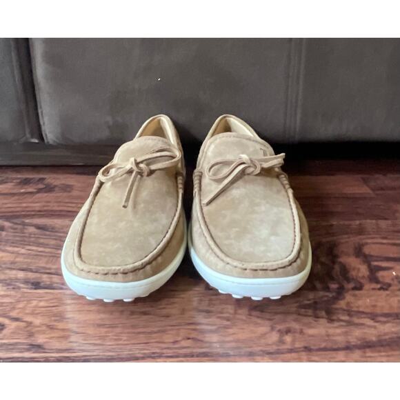 $895 NIB Authentic Tod\'s Gommino Beige Suede Driving Loafers Moccasins Men\'s 9